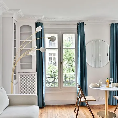 Appartamento Haussmannien Lumineux Et *